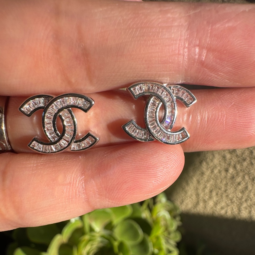 ‼️FINAL SALE ‼️Elegant 18k White Gold Plated Crystal Stud Earrings - Picture 3 of 7